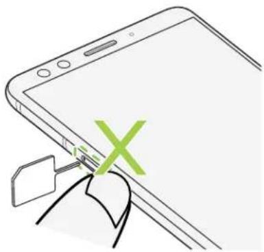 HTC U12 Plus - Installer les cartes nano SIM et microSD - 3