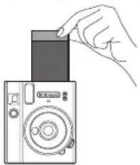 FUJIFILM Instax Mini 40 - Cuando el sonido de la película siendo expulsada se detiene, sujete el borde de la película expulsada y extraiga la película. - 1