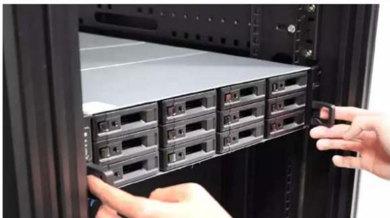 SYNOLOGY RackStation RS3621RPXS - Pour retirer le kit de rails - 1