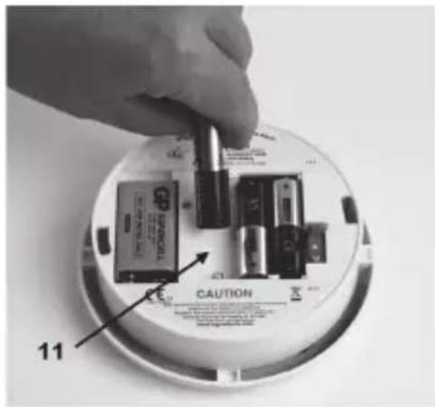KONIG SECSA200 - Het plaatsen van de 1,5 V AA batterijen - 1