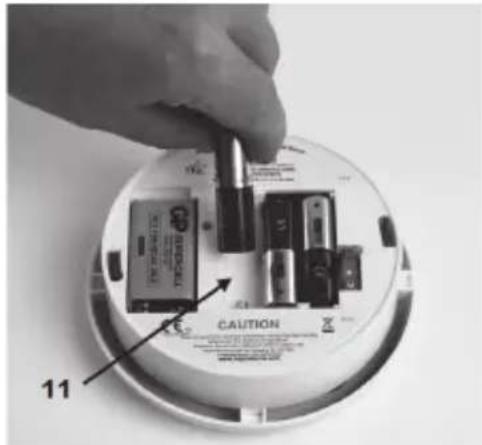 KONIG SECSA200 - Installation des batteries de 1,5 V de type AA - 1
