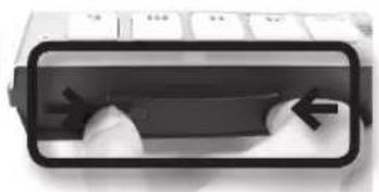 ROLAND SP404A - Retirez le cache de la face avant. - 1