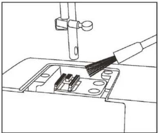 SINGER SM024 - Cleaning the feed teeth - 2
