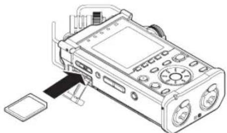 TASCAM DR44WLB - Insertion de la carte SD - 1