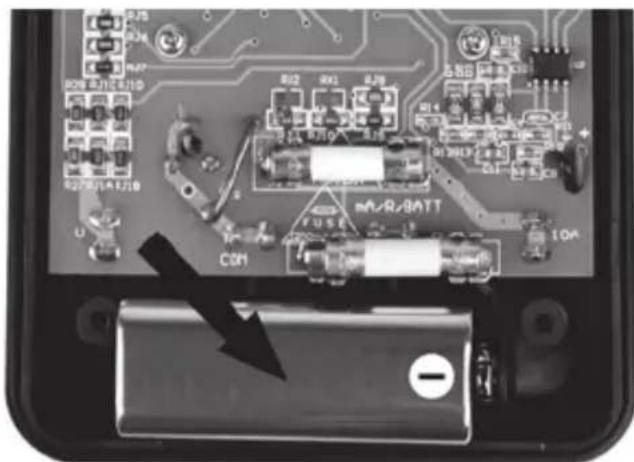 POWERFIX Z28421B - Inserting/changing the battery - 4