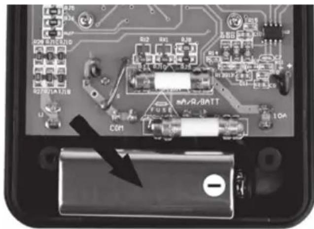 POWERFIX Z28421B - Inserire/sostituire la batteria - 4