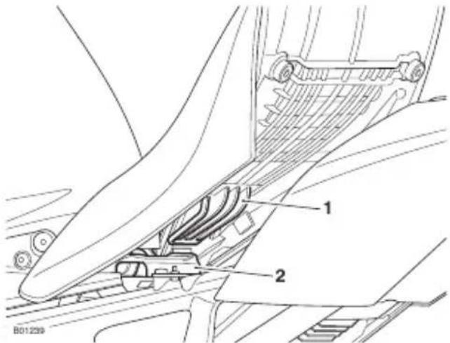TRIUMPH Speed Triple 1200 RR (2021) - Pour poser la selle du conducteur : - 1