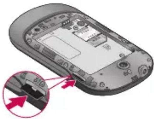 LG C550 - De microSD plaatsen - 4