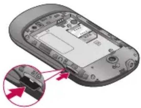 LG C550 - Installation de la carte mémoire - 4
