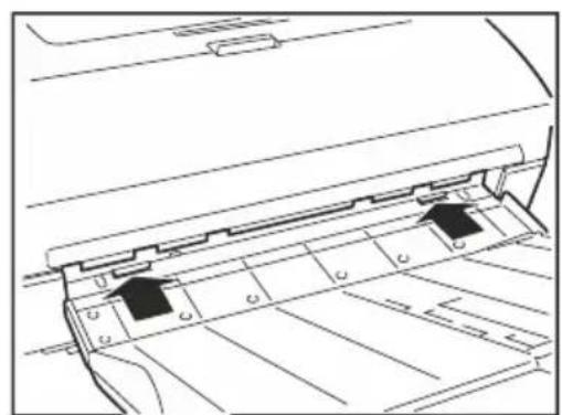 OLIVETTI Oliscan A600 - Attention: durant l'introduction, veiller à ne pas abimer les fixations latérales. - 2
