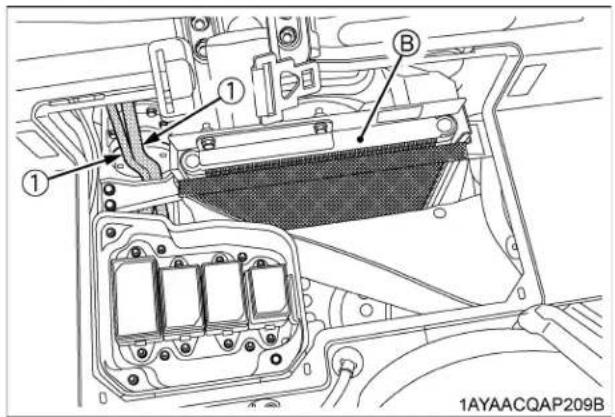 KUBOTA RTVX900 - Vérification du flexible et du tuyau de climatisation - 2