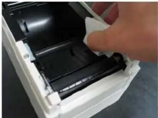 OKI PT390 - 8-1. Limpar o suporte de papel e o transporte de papel - 1