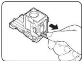 OKI B8300n - REEMPLACEMENT DE LA CARTOUCHE D'AGRAFES ET EXTRACTION D'UN BOURRAGE D'AGRAFES - 7