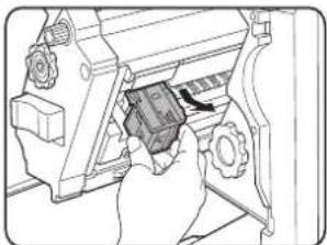 OKI B8300n - REEMPLACEMENT DE LA CARTOUCHE D'AGRAFES ET EXTRACTION D'UN BOURRAGE D'AGRAFES - 4