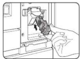 OKI B8300n - REEMPLACEMENT DE LA CARTOUCHE D'AGRAFES - 7