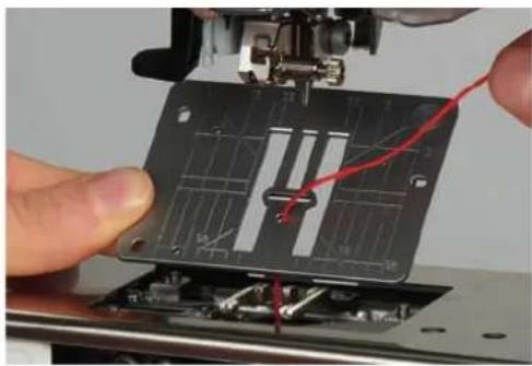 BERNINA 535 - Enfiler la ganse - 1