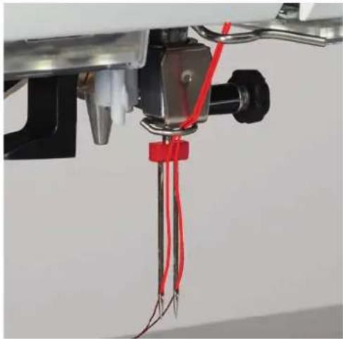 BERNINA 535 - Enfiler une aiguille jumelée - 2