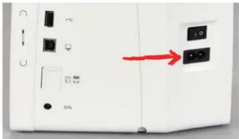 BERNINA 535 - Connector la pédale à la machine - 3