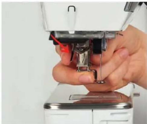 BERNINA 535 - Monter le pied pour broderie - 2