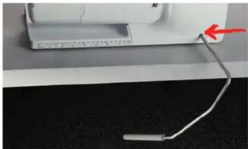 BERNINA 570 QE E - Fixer le levier de genou - 2