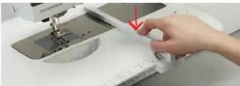 BERNINA 570 QE E - Utiliser une butée guide-lisières - 1