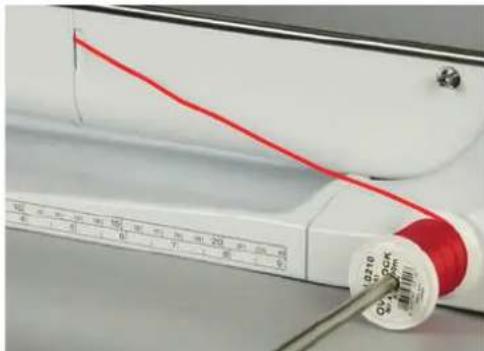 BERNINA 570 QE E - Enfilage du fil de ganse - 2