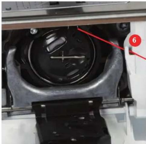 BERNINA 570 QE E - Enfilier le fil de canette - 6