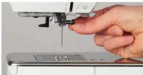 BERNINA 570 QE E - Monter laiguille de broderie - 2