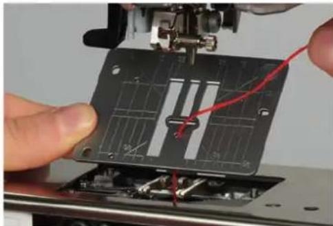 BERNINA 570 QE E - Enfilage du fil de ganse - 1