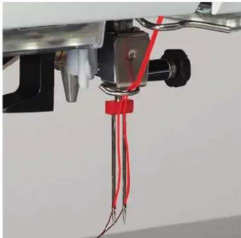 BERNINA 570 QE E - Enfilereuneaiguillejumelée - 2