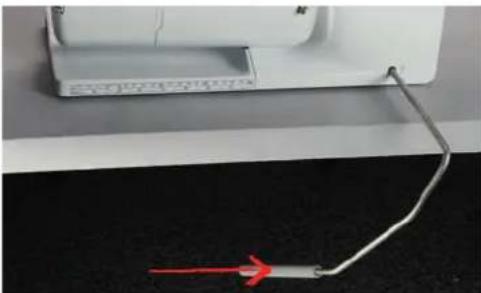 BERNINA 570 QE E - Régler la position du pied-de-biche avec le levier de genou - 1