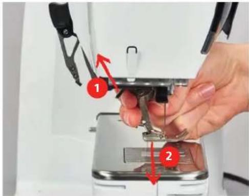 BERNINA 570 QE E - Monter le pied pour broderie - 1
