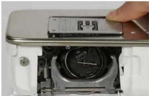 BERNINA 570 QE E - Changer la plaque a aiguille - 1