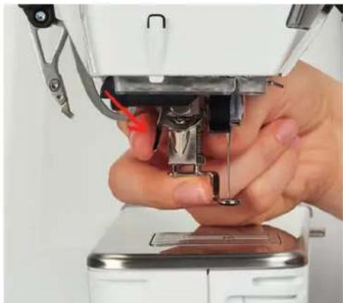 BERNINA 570 QE E - Monter le pied pour broderie - 2