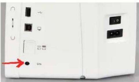 BERNINA 570 QE E - Connector la pédale à la machine - 2