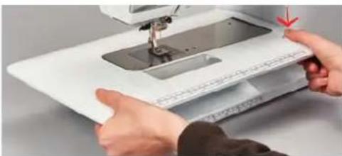 BERNINA 570 QE E - Utiliser la table rallonge - 2