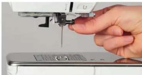 BERNINA 535 E - Monter laiguille de broderie - 2