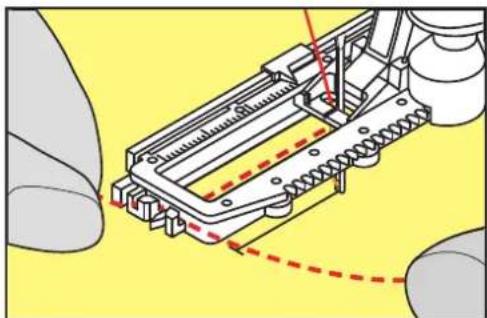 BERNINA 535 E - Utiliser une ganse avec le pied traineau pour boutonniere n° 3A - 2