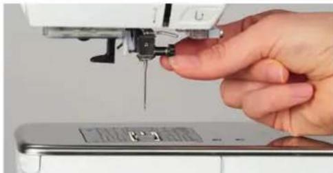 BERNINA 535 E - Changer I'aiguille - 1