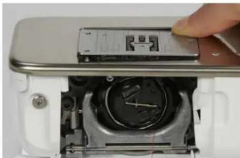 BERNINA 535 E - Changer la plaque a aiguille - 1