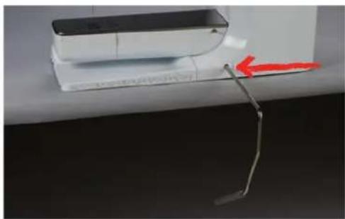 BERNINA 770 QE PLUS - Fixer le levier de genou - 2
