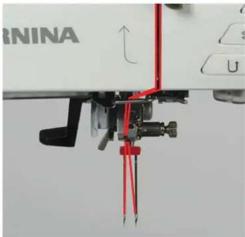 BERNINA 770 QE PLUS - Enfiler une aiguille jumelée - 2