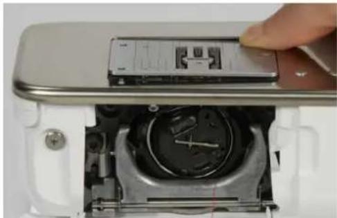 BERNINA 770 QE PLUS - Monter la plaque à aiguille - 2