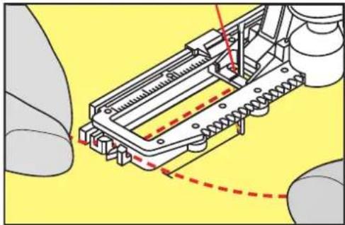 BERNINA 770 QE PLUS - Utilisation de ganse avec le pied traîneau pour boutonnière #3C - 2