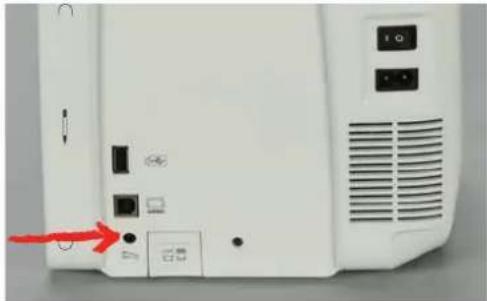 BERNINA 770 QE PLUS - Connector la pédale à la machine - 2