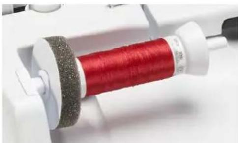 BERNINA 790 PLUS Crystal Edition - Support de bobine à l'horizontalé - 1
