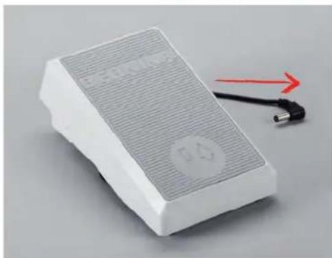BERNINA 790 PLUS Crystal Edition - Connector la pédale à la machine - 1