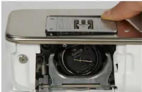 BERNINA 790 PLUS Crystal Edition - Changer la plaque a aiguille - 1