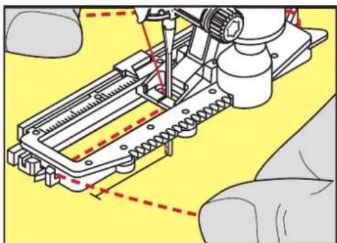 BERNINA 790 PLUS Crystal Edition - Utiliser une ganse avec le pied traineau pour boutonniere n° 3A - 1