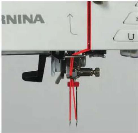 BERNINA 790 PLUS Crystal Edition - Enfilereuneaiguillejumelée - 2